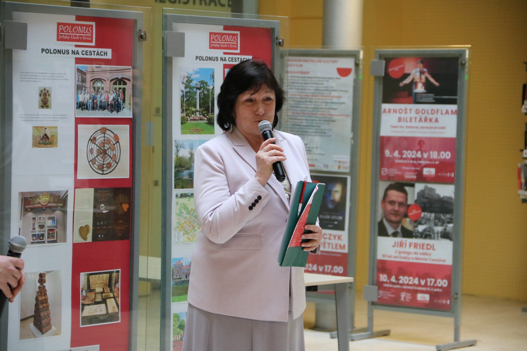The photo shows a lady who is speaking - grafika artykułu